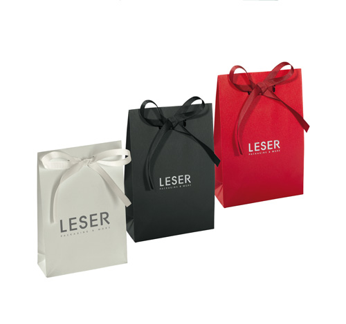Paper bags with logo: visibility that lasts Paper bags with logo: visibility that lasts